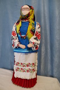 Лялька у традиційному вбранні Київщини